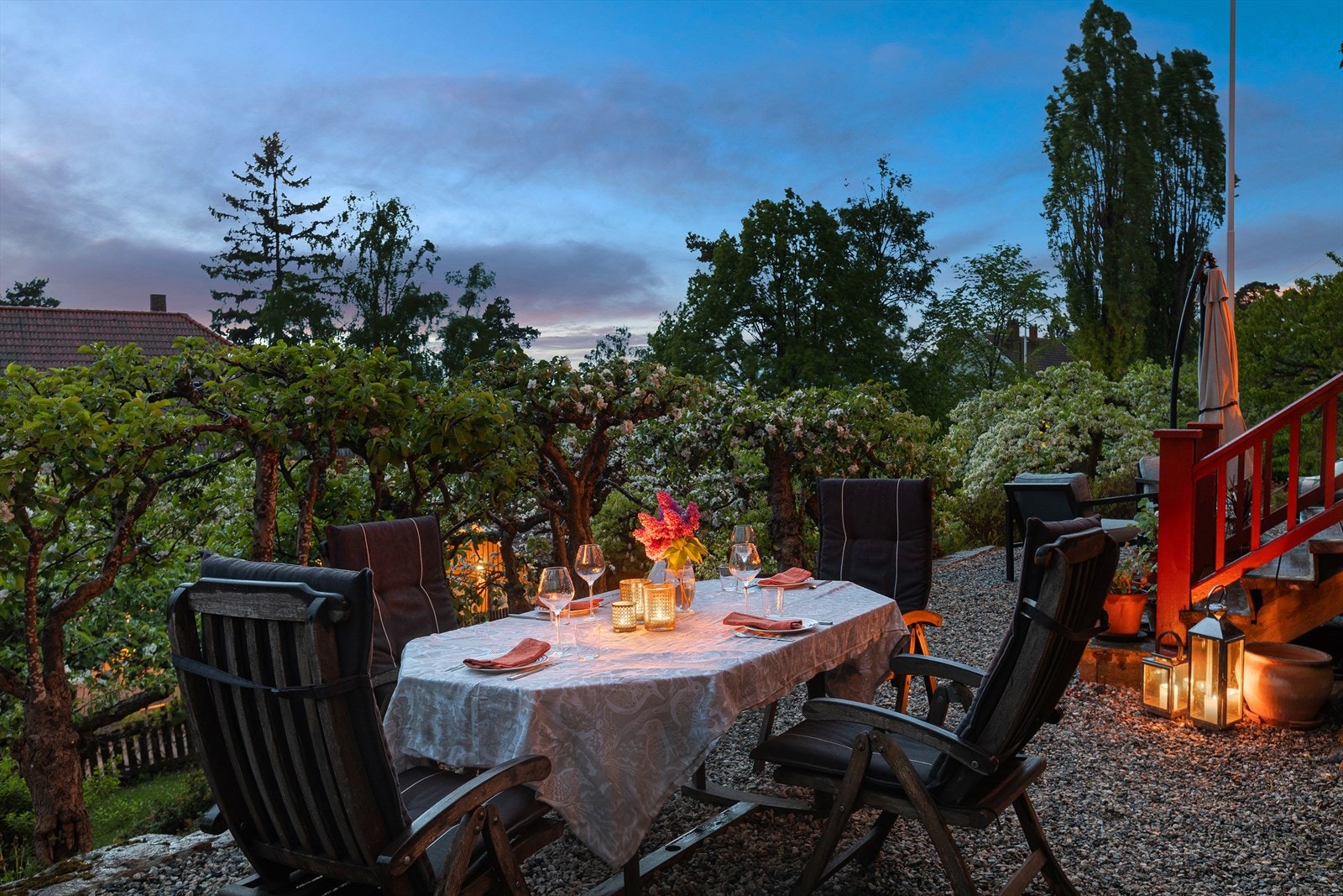 God plass til flere soner med sittegruppe, solsenger og grill. Galleribilde