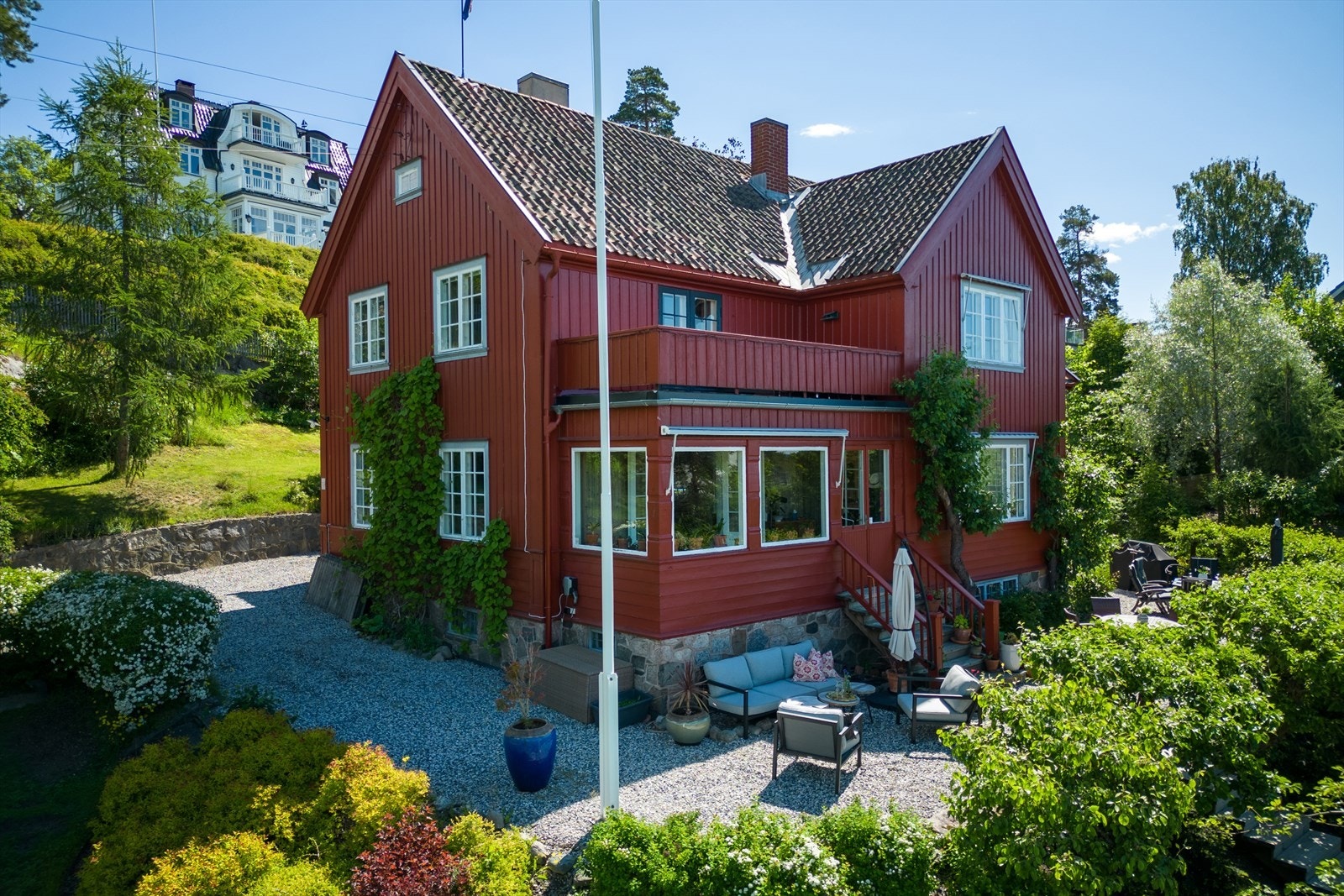 Klassisk villa i store gammel frukthage. Galleribilde