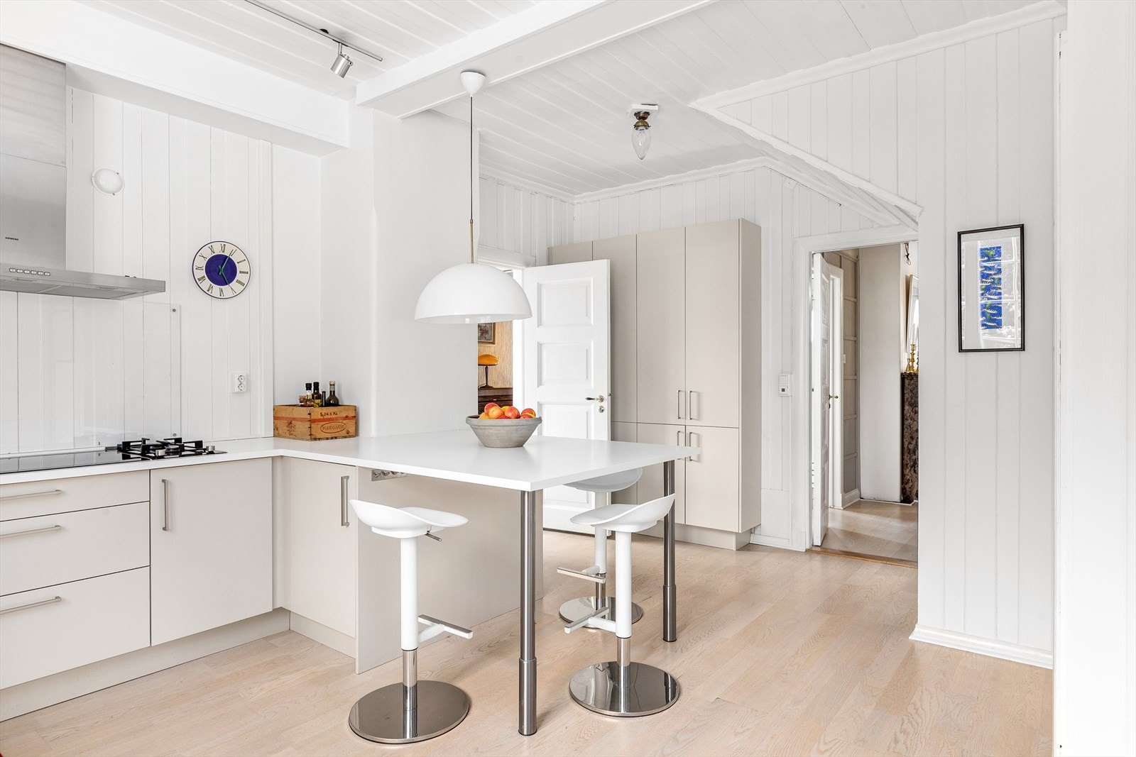 Hyggelig spiseplass på kjøkkenet. Galleribilde