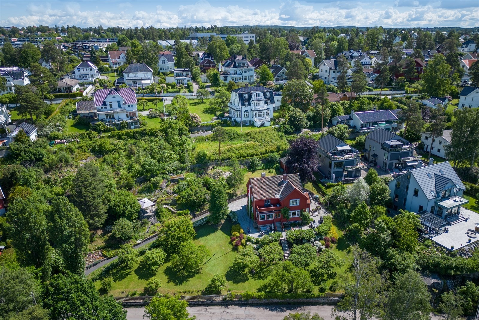 Svært solrik tomt på hele 2 671 m² med masse boltreplass for liten og stor. Galleribilde