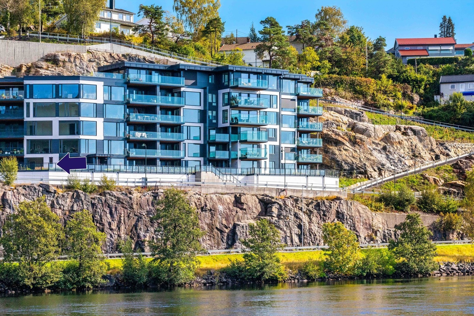 Leiligheten ligger idyllisk til med nydelig utsikt mot Otra og omkringliggende natur Galleribilde