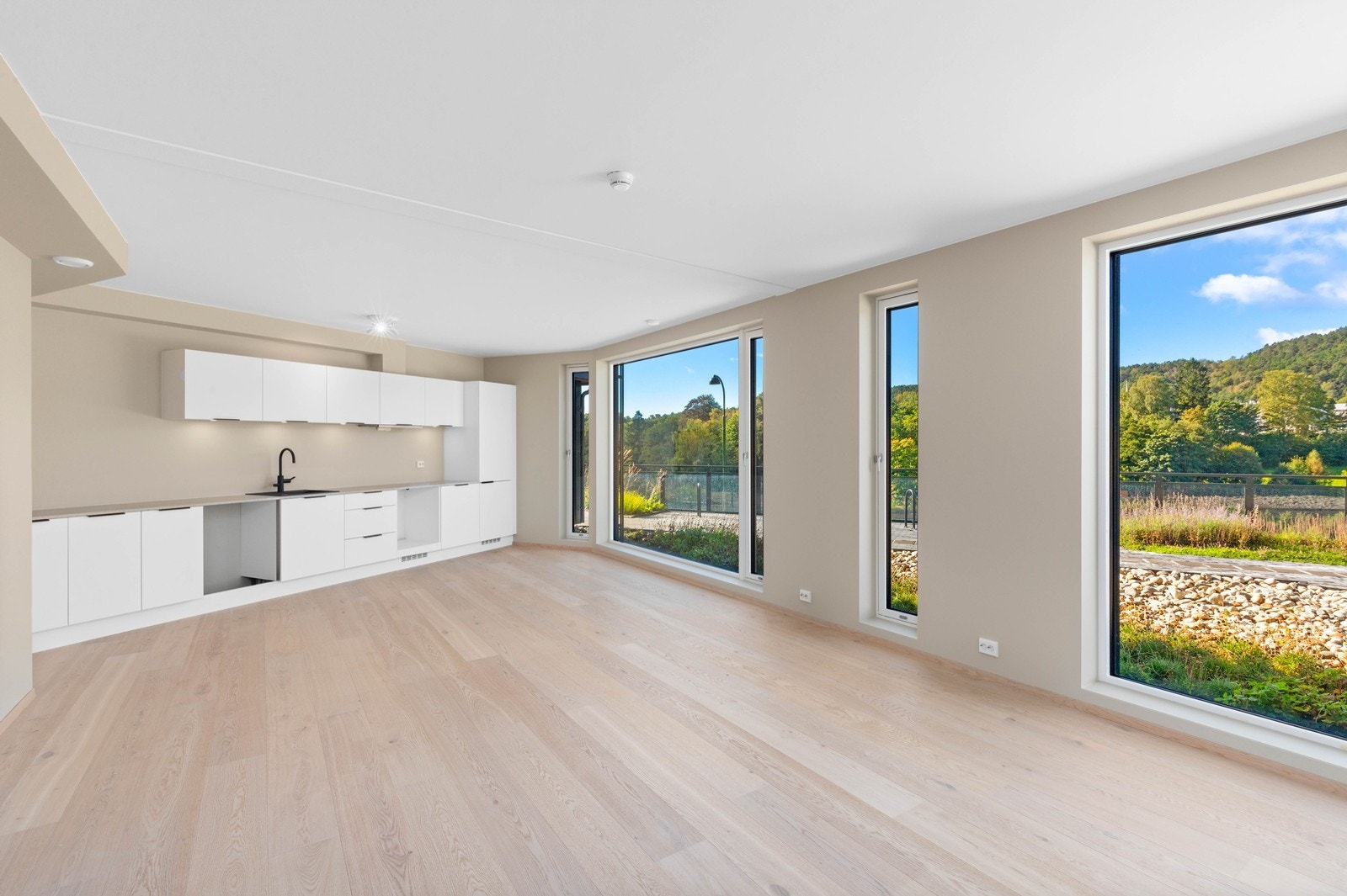 Flott, nyoppført 3-roms leilighet med romslig terrasse! 2 baderom. Nydelige sol/- utsiktsforhold. Mulighet for p.plass Galleribilde