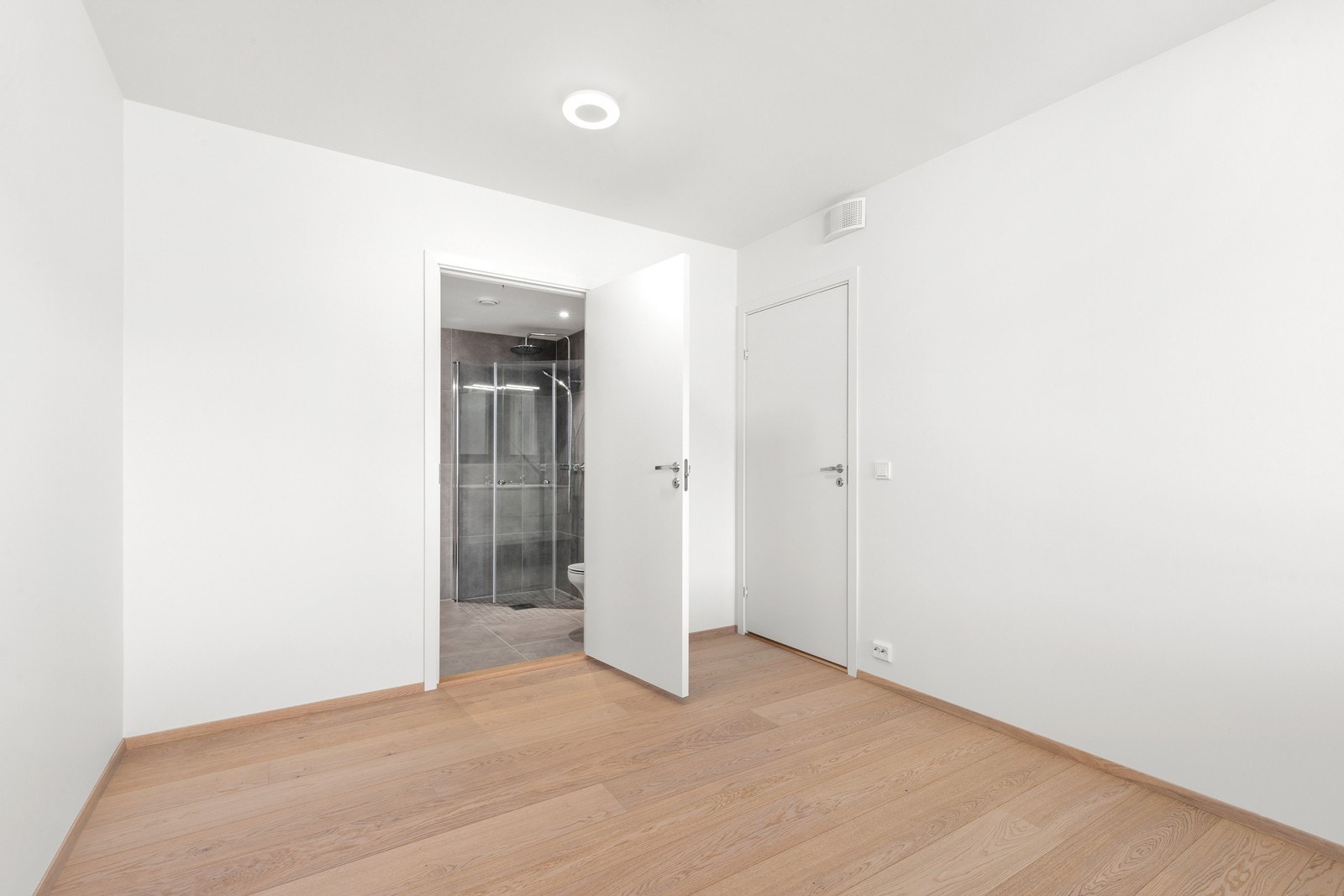 Hovedsoverommet har inngang privat baderom Galleribilde