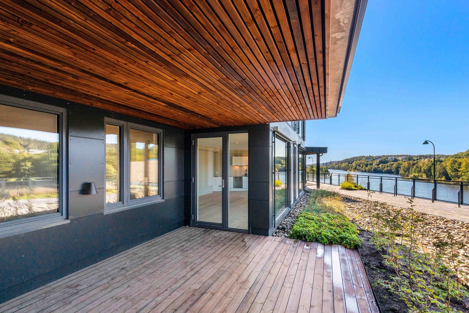 Eiendomsmegler Norge v/ Johan R. Elieson har gleden av å ønske velkommen til denne flotte leiligheten på Kokleheia Amfi! Galleribilde