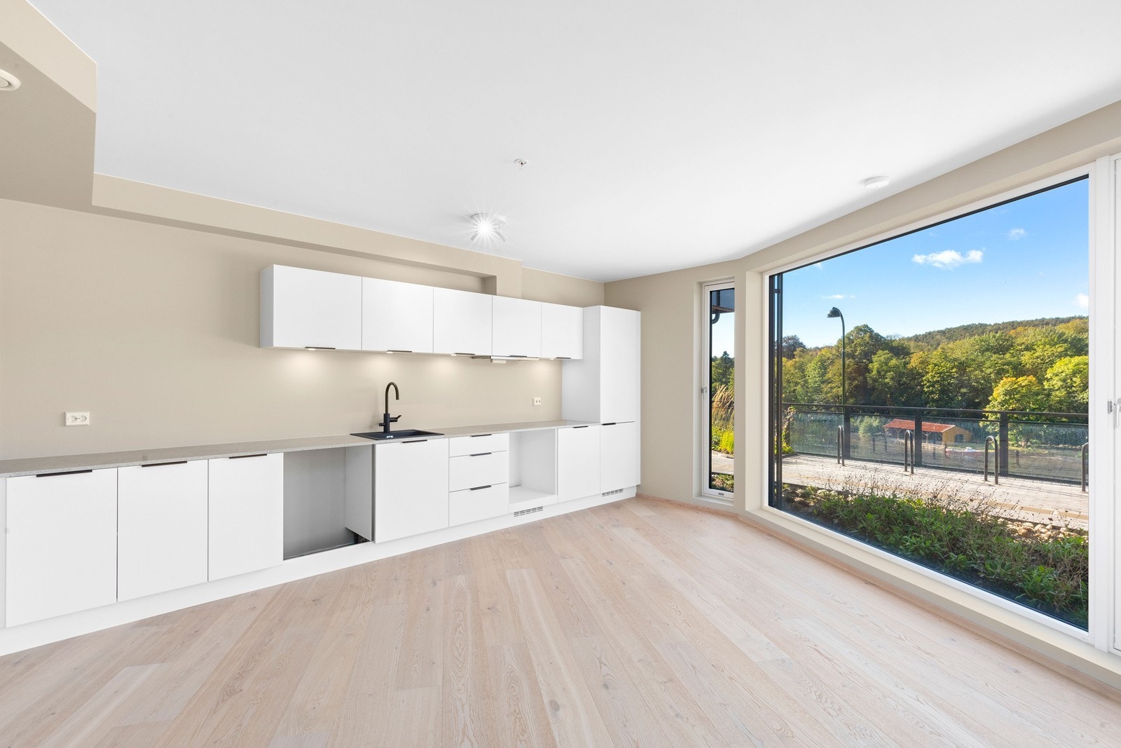 Kjøkkenet er praktisk plassert i rommet og her er det godt med benke- og skapplass. Kjøkkenet er levert av Strai kjøkken. Galleribilde