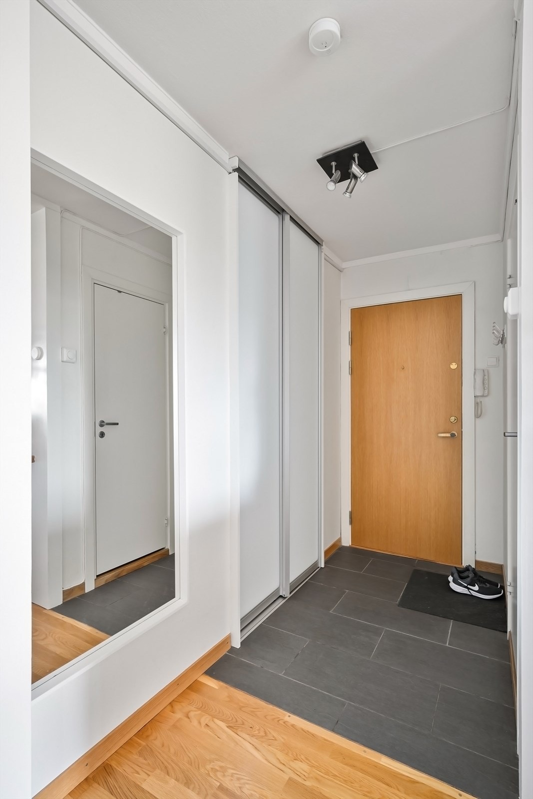 Det er satt inn skyvedørsgarderobe fra Garderobemekka i gang. Galleribilde