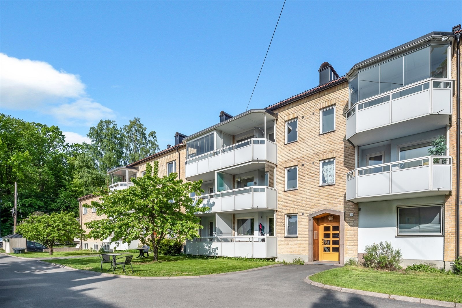 Flotte grøntarealer, frodig beplantning og astfalterte gangstier. Galleribilde