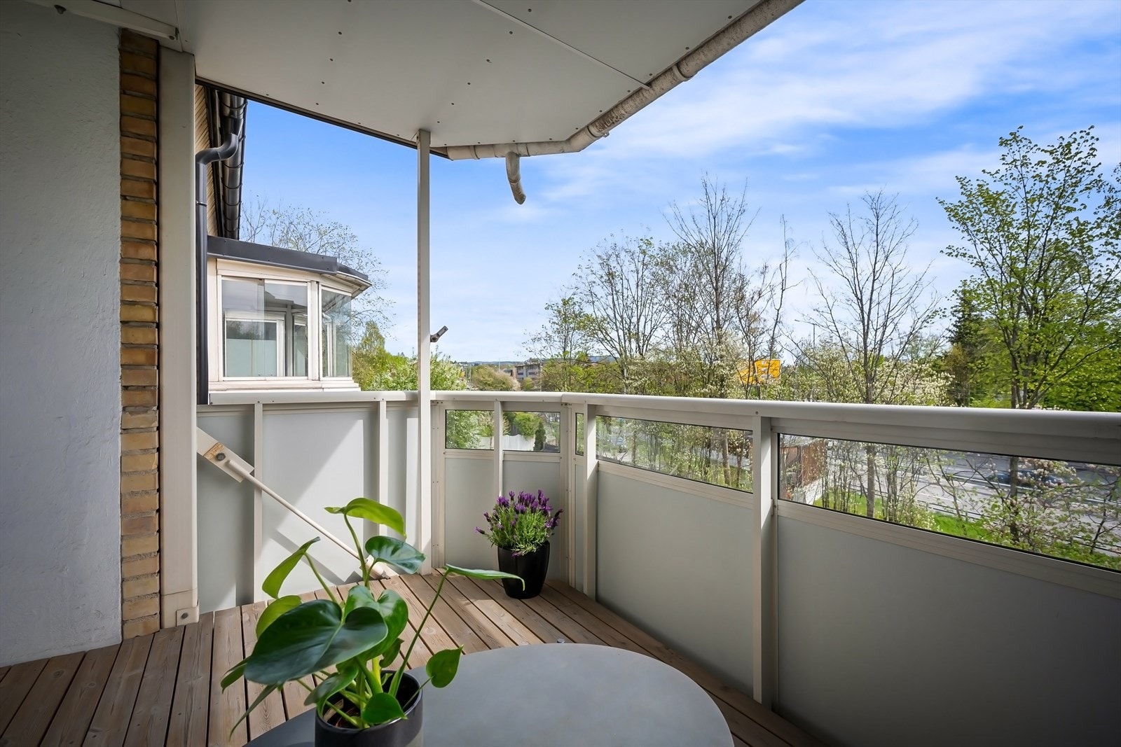 Sydøstvendt balkong - en fin forlengelse av stue i sommerhalvåret. Galleribilde