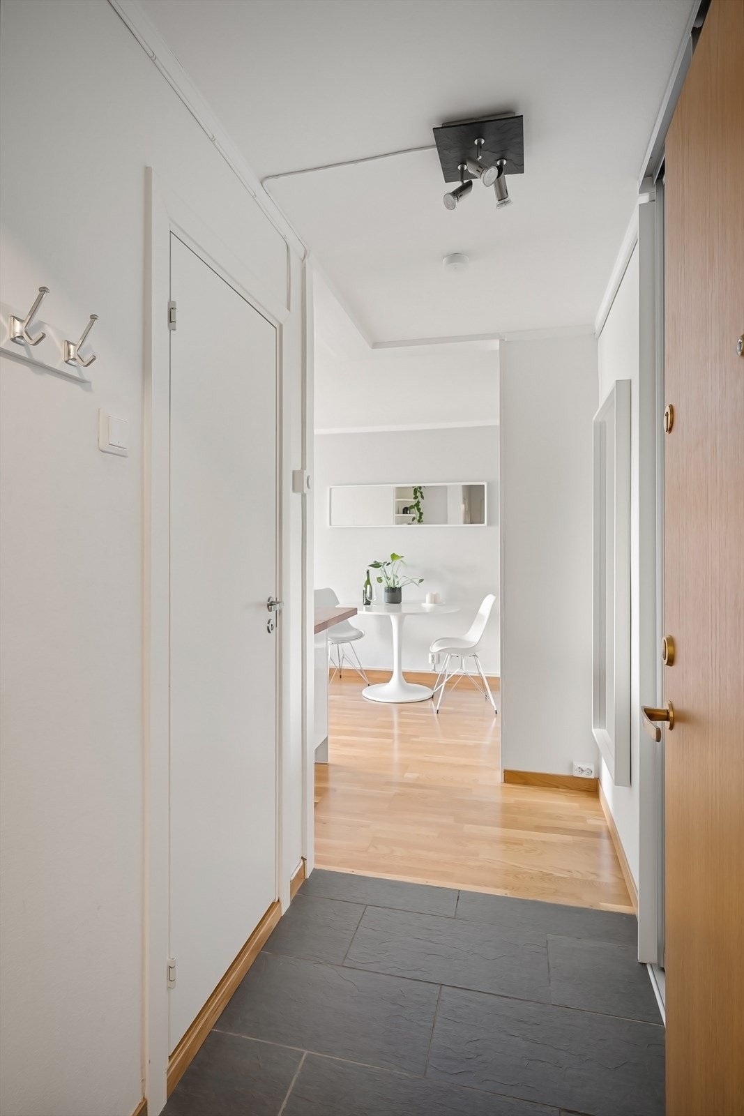 Pent, flislagt entré med inngang til bad og stue/kjøkken. Galleribilde