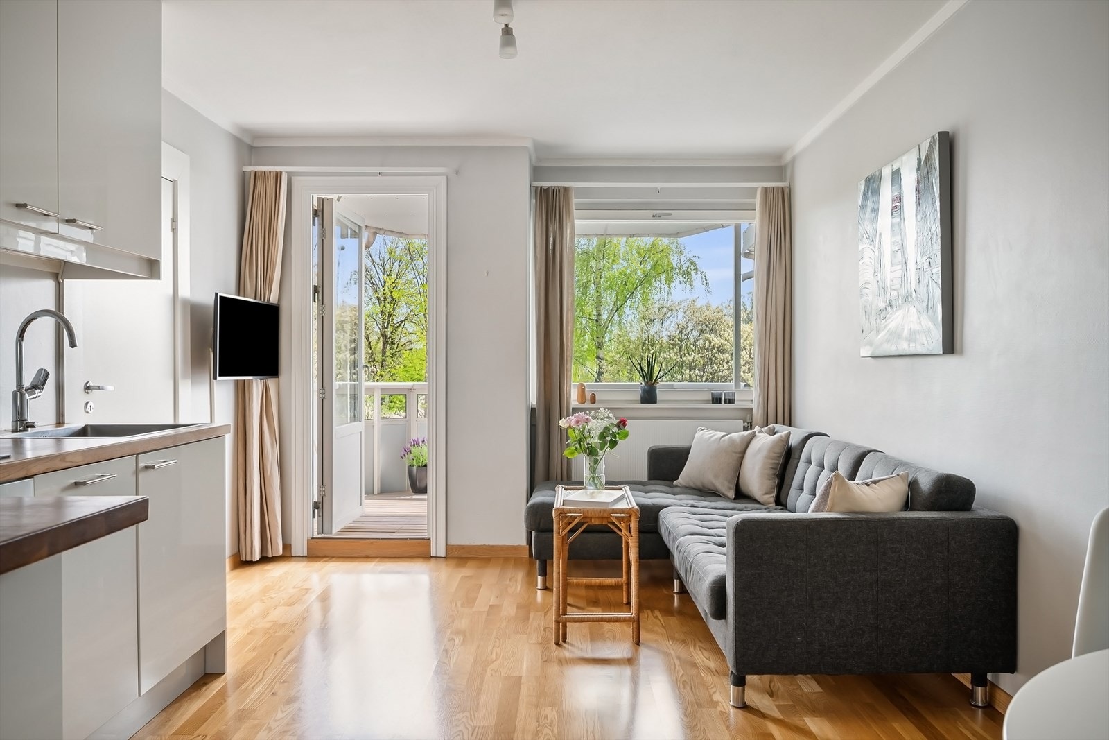 Hyggelig stue med rikelig lysinnslipp fra store vindusflater. Ingen direkte innyn. Galleribilde