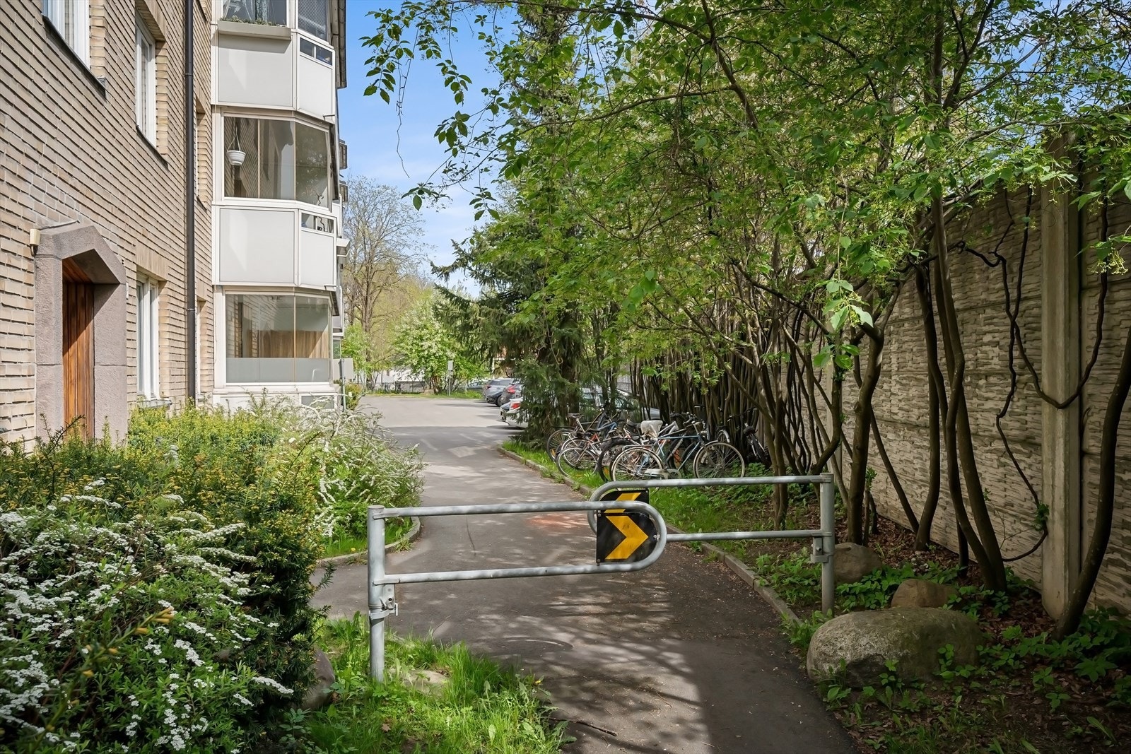 Utvendig sykkelparkering i tillegg til sykkelbod. Galleribilde