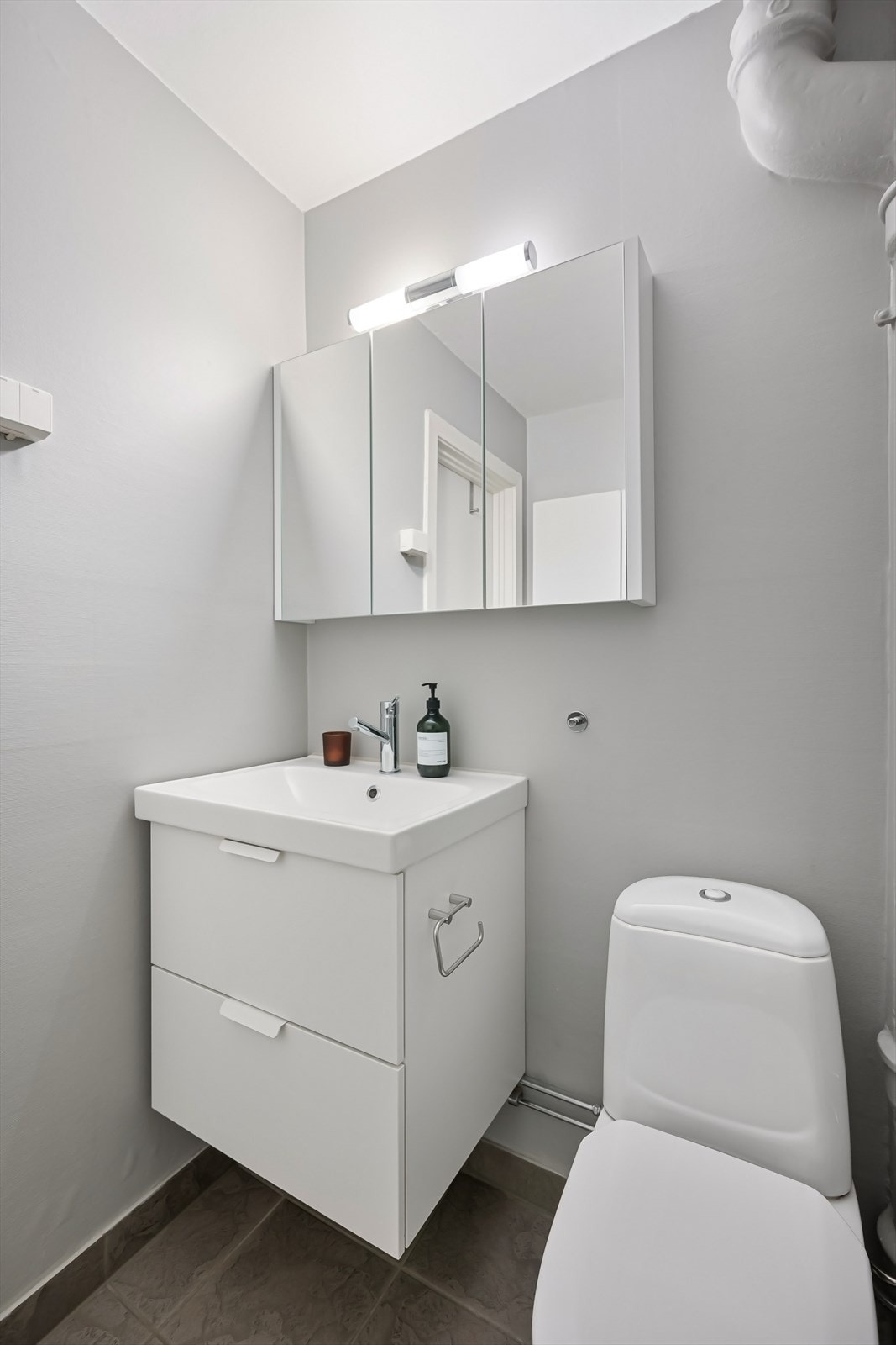 Bad pusset opp i 2017 med ny baderomsinnredning og dusjkabinett. Galleribilde