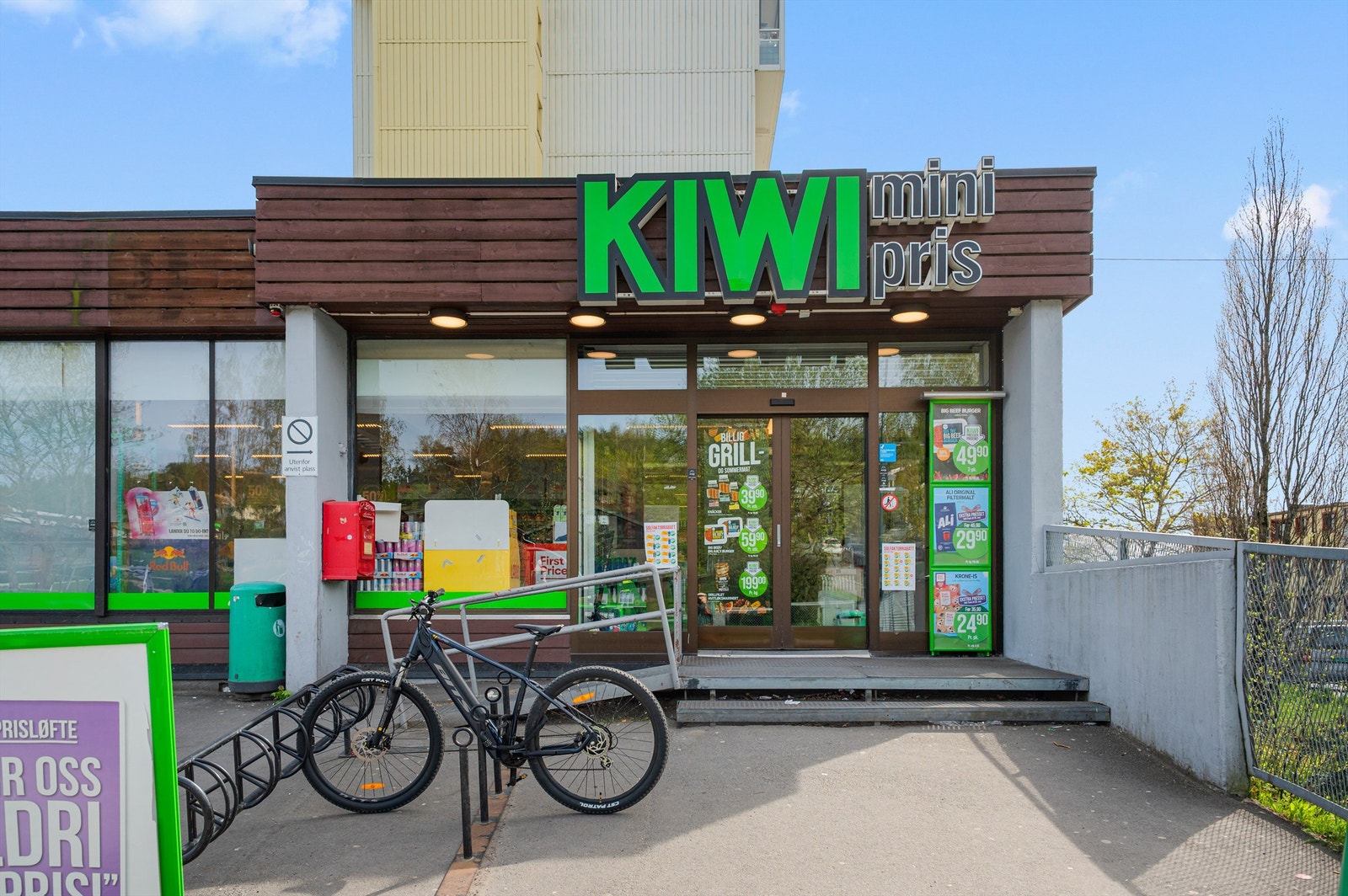 Kiwi matbutikk er bare "tøffelavstand" unna, og litt lenger unna ligger Joker Kalbakken som er søndagsåpen. Galleribilde