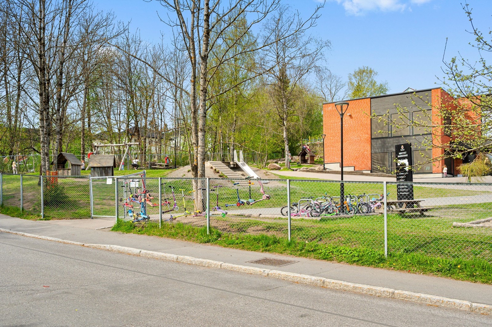 Leiligheten ligger i et meget attraktivt og populært område med kort gangavstand til offentlig kommunikasjon ved blant annet Rødtvet T-banestasjon, en rekke skoler og barnehager samt et rikt utvalg av servicetilbud. Galleribilde