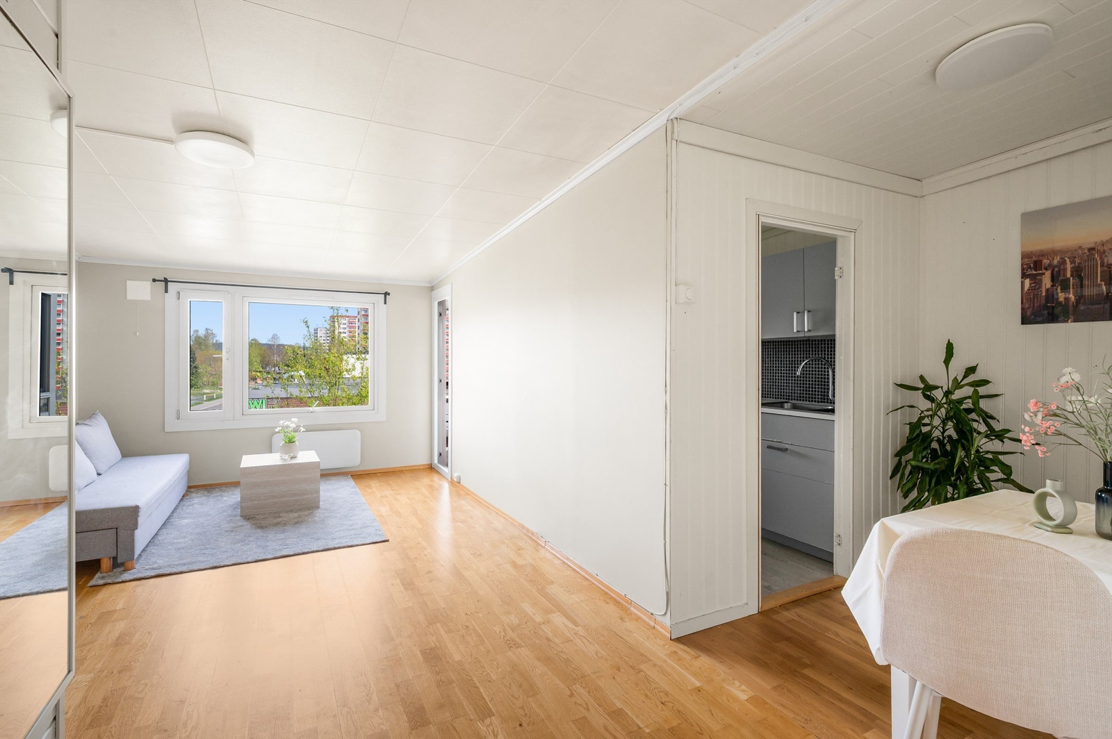 Stuen er romslig med god planløsning og kan enkelt innredes med en hyggelig sofagruppe med tilhørende sofabord og annet ønskelig stuemøblement. Galleribilde