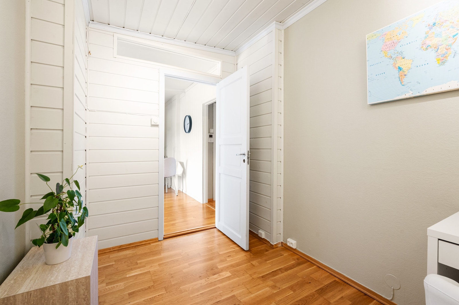 Her det er svært gode muligheter for å oppbevare det du skulle ha behov for eller innrede etter eget ønske. Galleribilde
