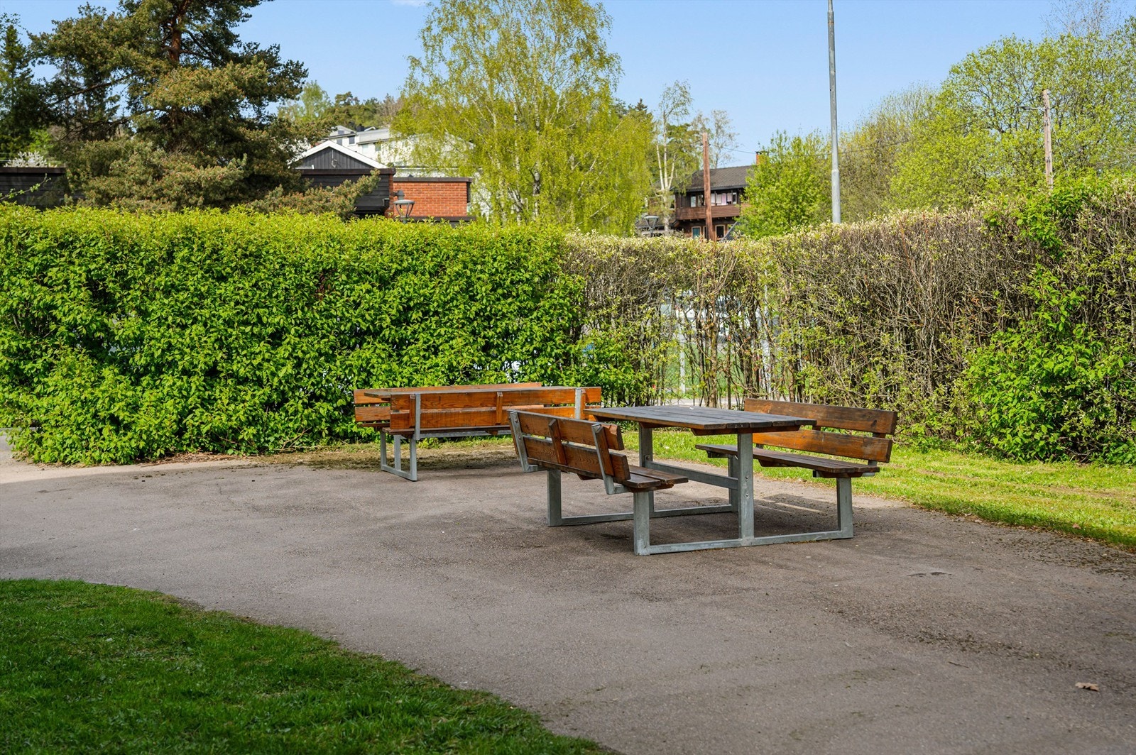 Hyggelige sittegrupper på tomten. Galleribilde