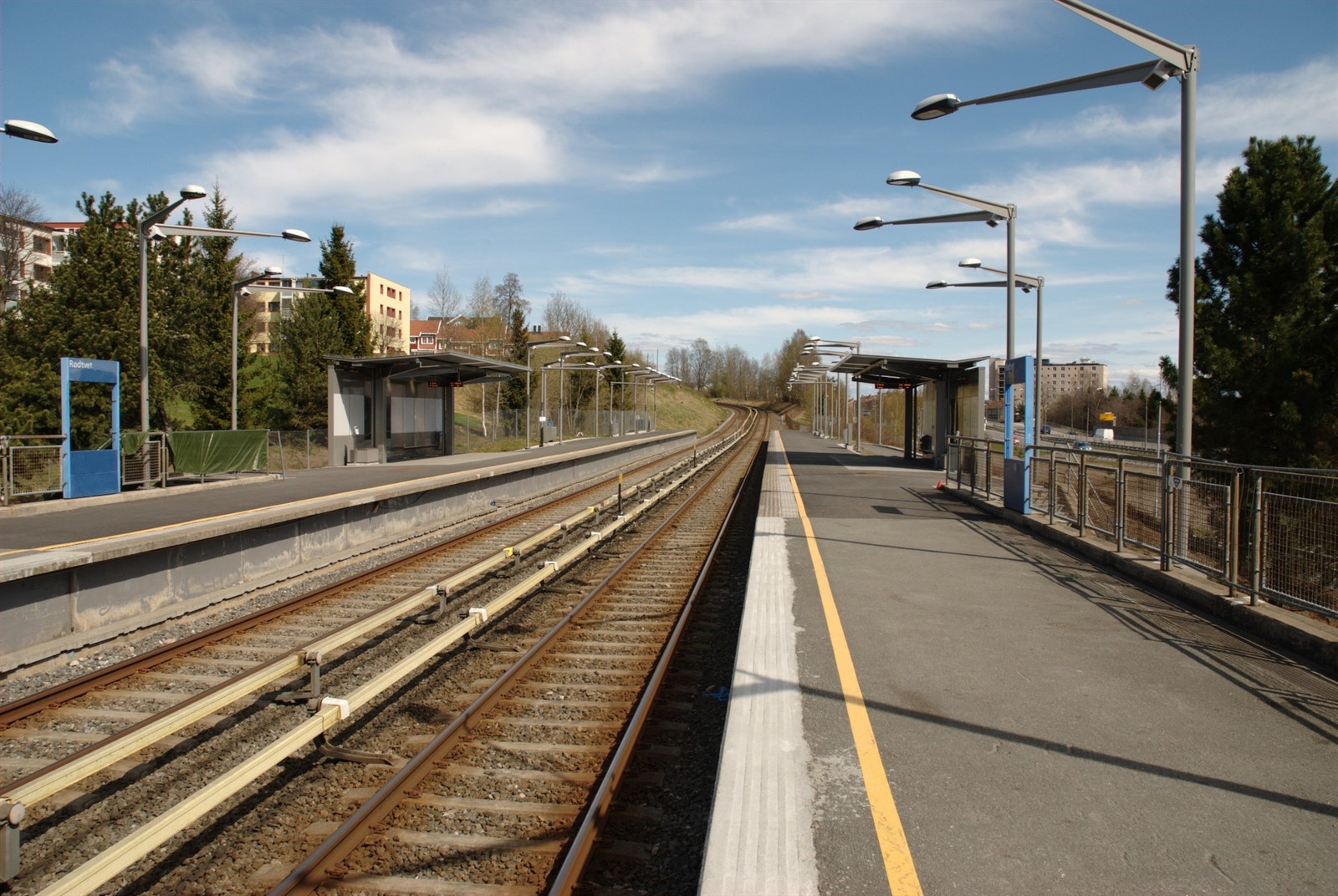 Området gir god mulighet for offentlig kommunikasjon via buss, T-bane, tog og flybuss, hvorav nærmeste holdeplass er Rødtvet T-banestasjon og ligger ca. 3 min unna boligen. Galleribilde