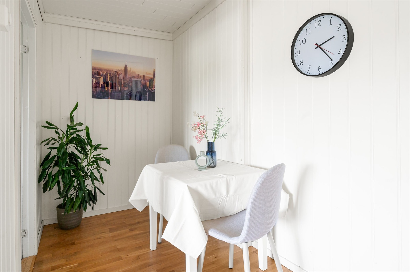 I fin overgang mellom stue og kjøkken er det en naturlig og fin plass for å innrede med en spisegruppe der venner og familie kan inviteres på middagsselskaper. Galleribilde