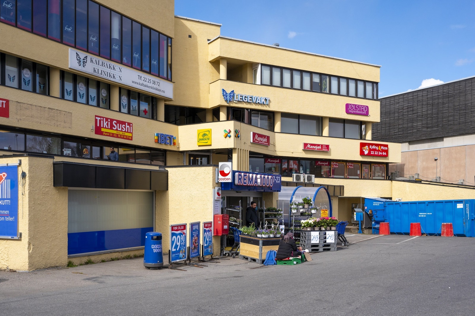 Kalbakken Senter ligger tett inntil Trondheimsveien og er et fint nærsenter. Her finner du blant annet Rema 1000, Posten, flere spisesteder mv. Galleribilde