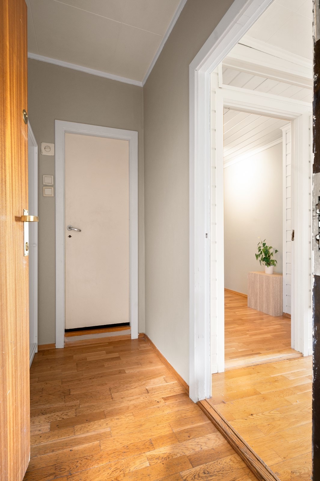 Her er det god plass til å henge fra seg yttertøyet og sette fra seg sko. Galleribilde