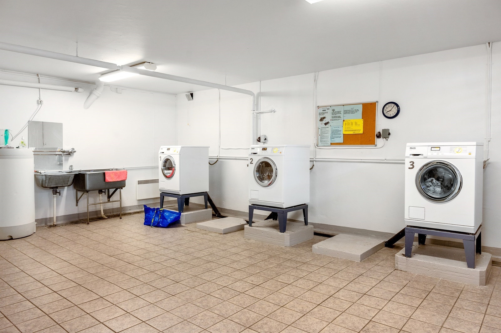 Gratis fellesvaskeri som befinner seg i samme bygg som boligen. Galleribilde