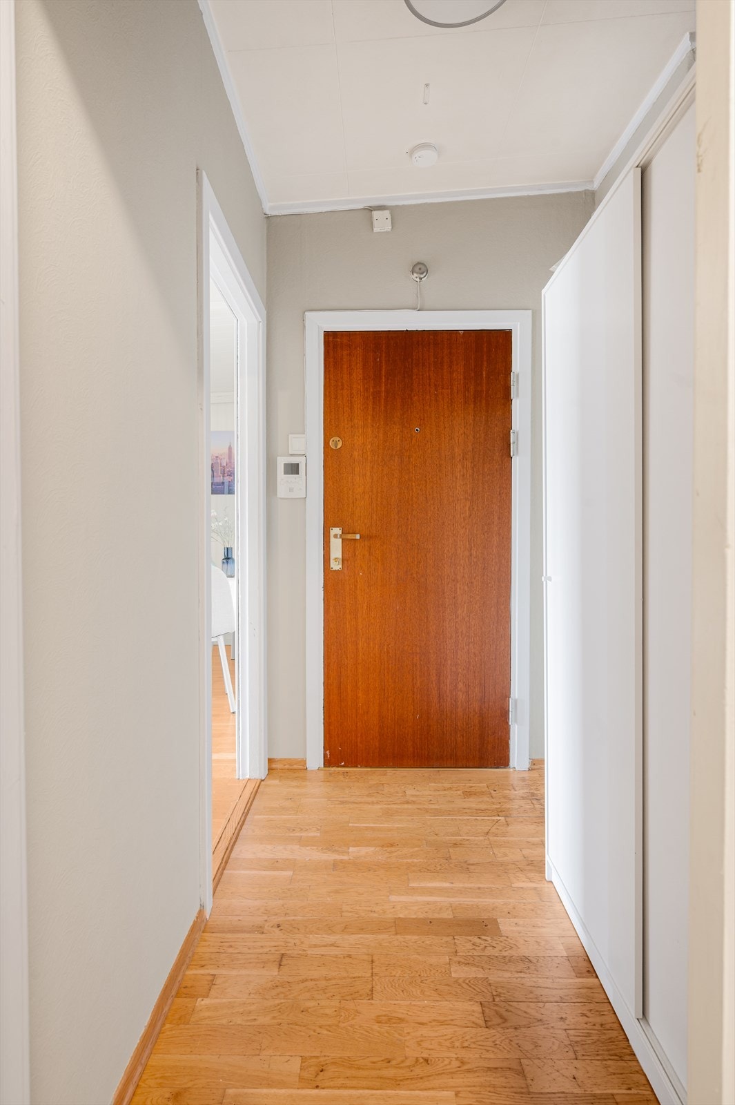 Velkommen inn! Leilighetens entré er lys og innbydende og gir et godt førsteinntrykk av boligen. Galleribilde