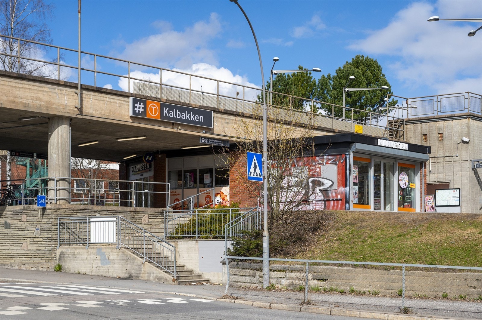 Området gir god mulighet for offentlig kommunikasjon via buss, T-bane, tog og flybuss, hvorav nærmeste holdeplass er Rødtvet og Kalbakken T-banestasjoner og ligger ca. 4 min unna boligen. Galleribilde