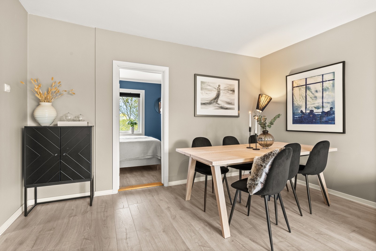 Overflater i stue ble malt i 2022. Galleribilde