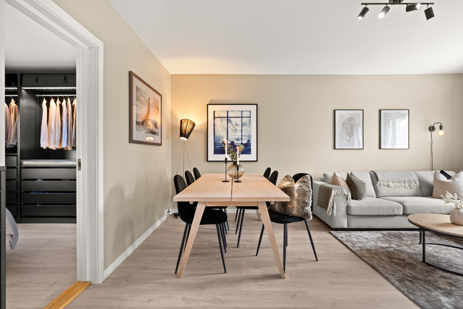 God plass til stor sofagruppe samt spiseplass til flere. Galleribilde