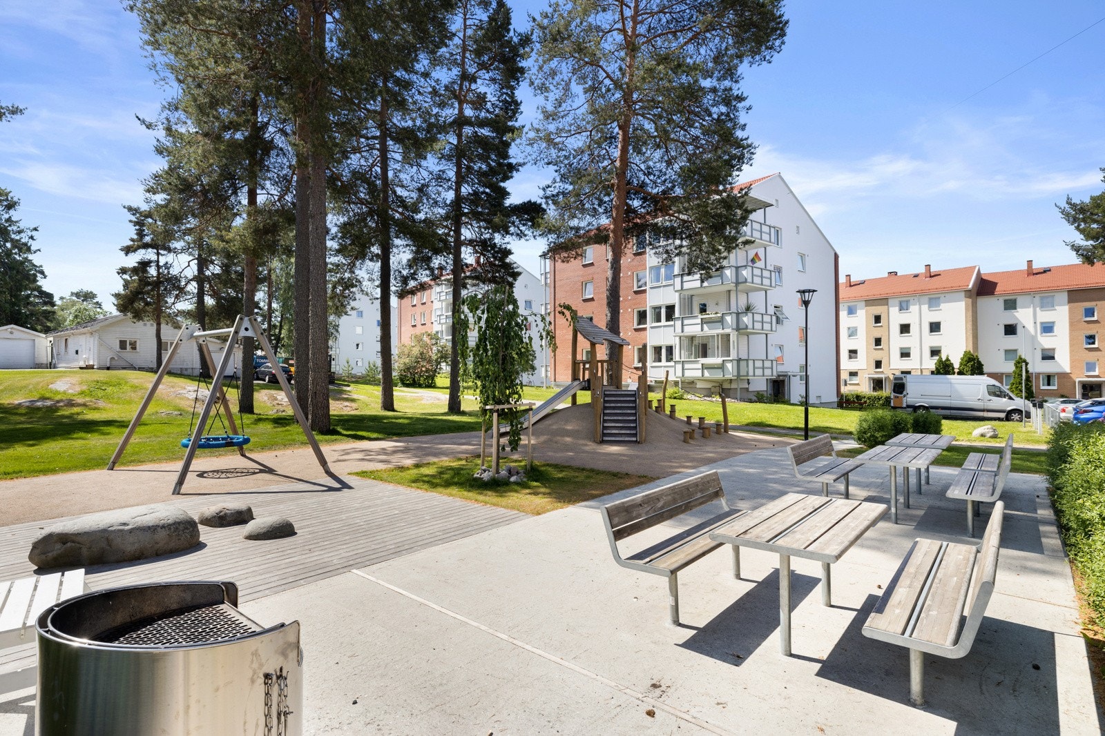 Borettslaget har en pent opparbeidet tomt med grøntområder, beplantninger, prydbusker og trær, sittegrupper og lekeareal. Galleribilde