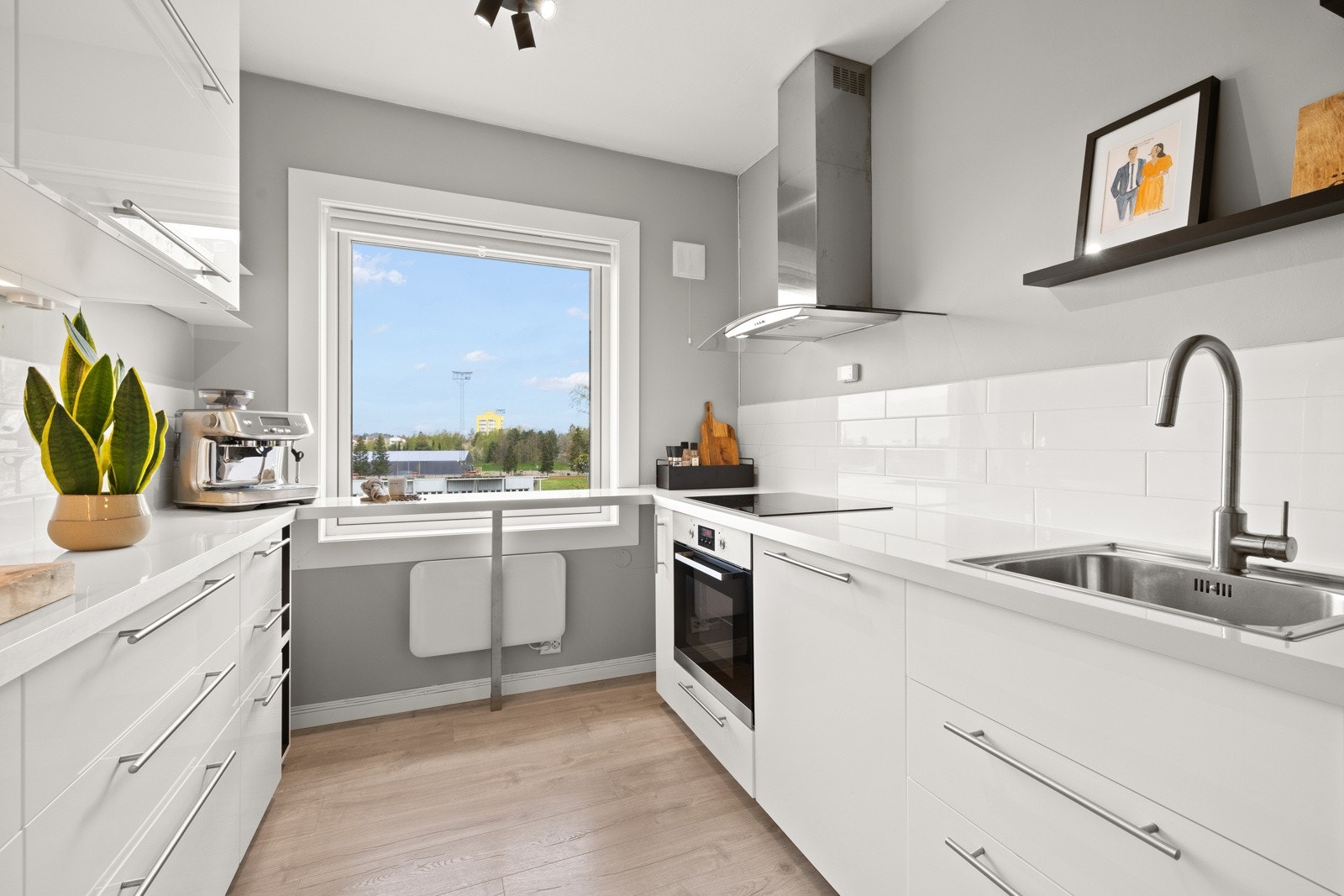 Pen og delikat kjøkkeninnredning fra 2015 med integrerte hvitevarer. Ny induksjonstopp og benkeplater i 2020. Galleribilde