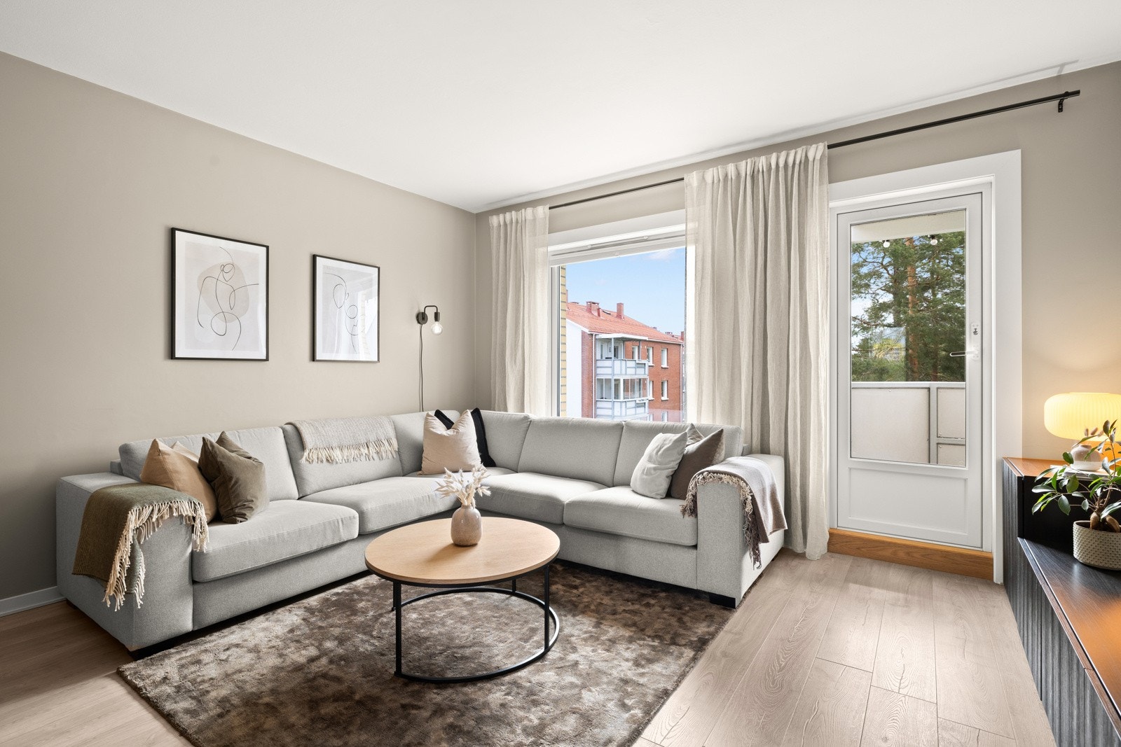 Lys toppleilighet som er gjennomgående i bygget. Galleribilde