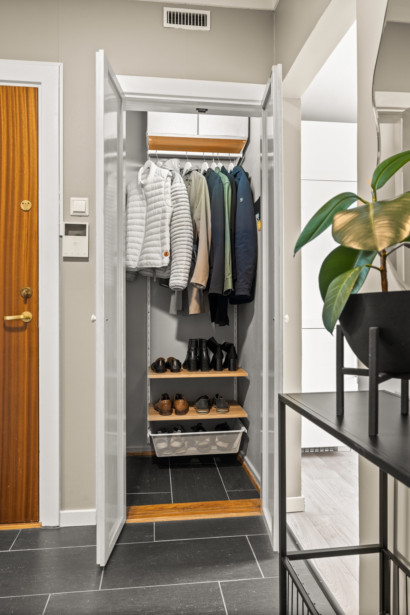 Praktisk, innvendig bod i tilknytning til entré. Galleribilde