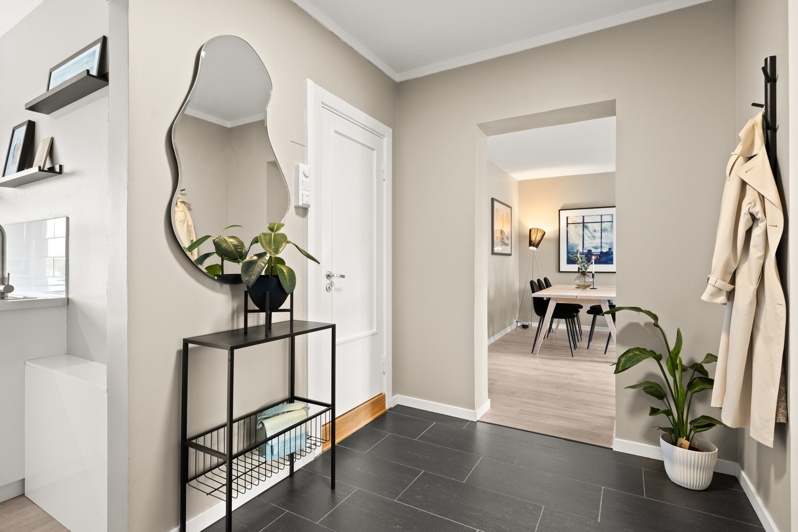 Innbydende entré som gir et svært godt førsteinntrykk av boligen. Galleribilde