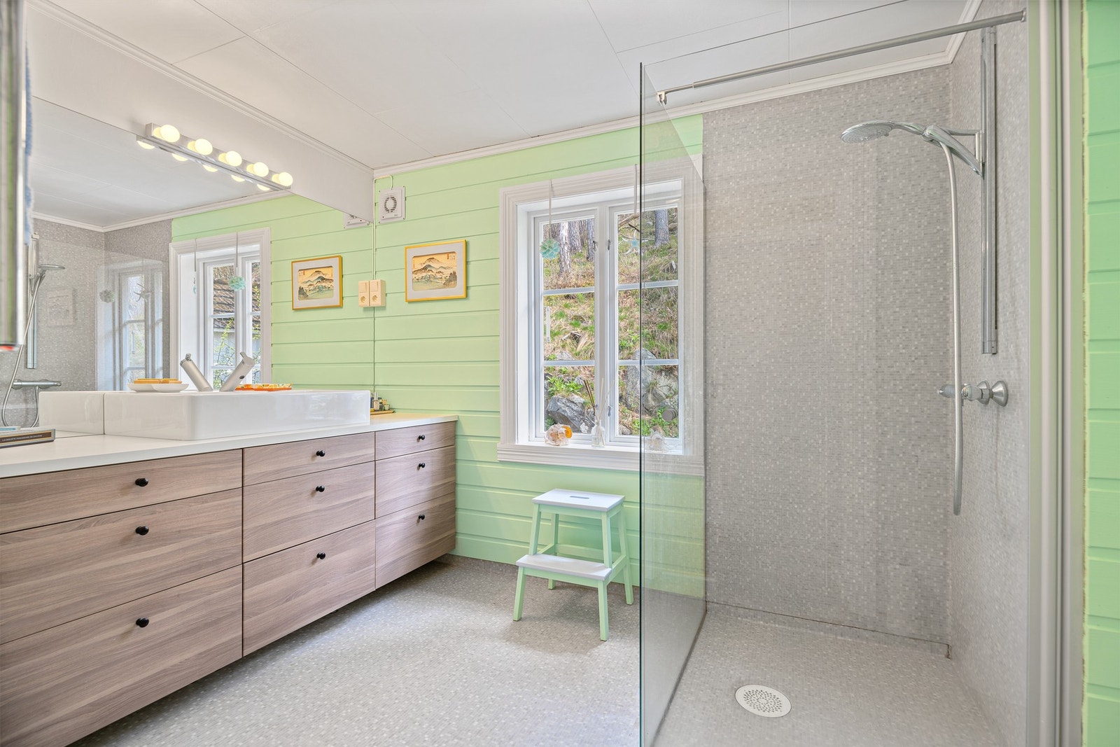 Badet i 2. etasje har god størrelse. Galleribilde