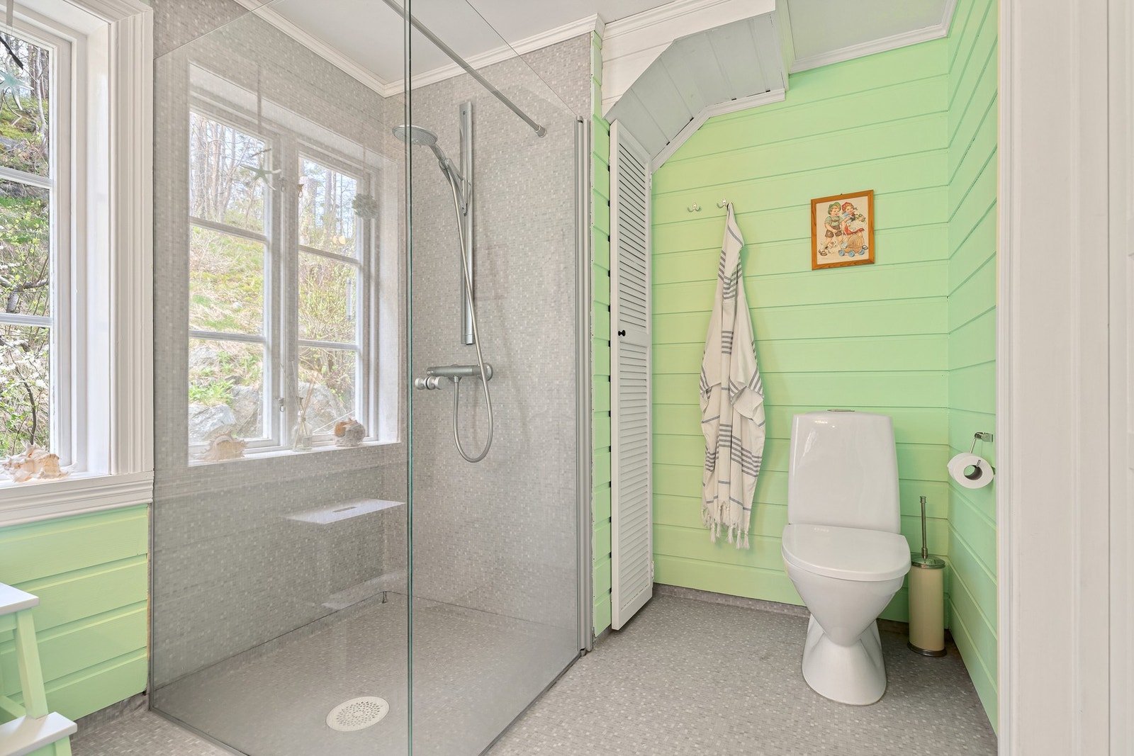 Her er elektrisk gulvvarme og gode oppbevaringsmuligheter i skuffer og plassbygd skap. Galleribilde