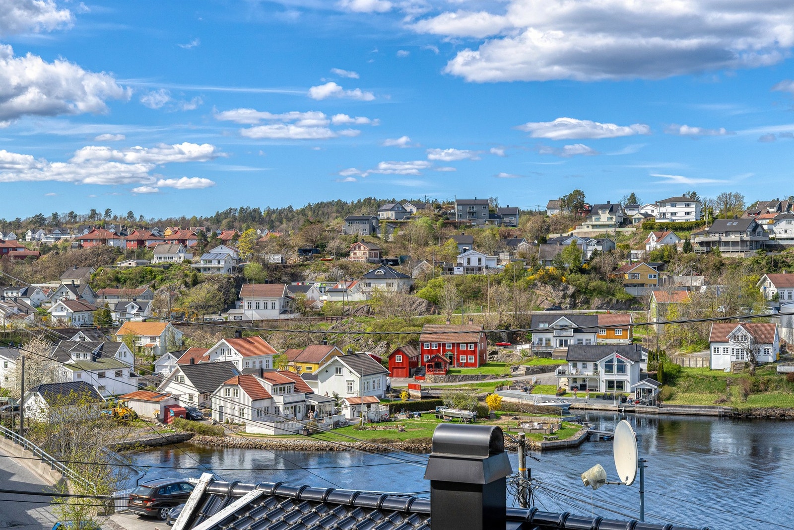 Eiendommen ligger høyt, vestvendt og fint plassert - noe som sørger for meget gode solforhold. Galleribilde