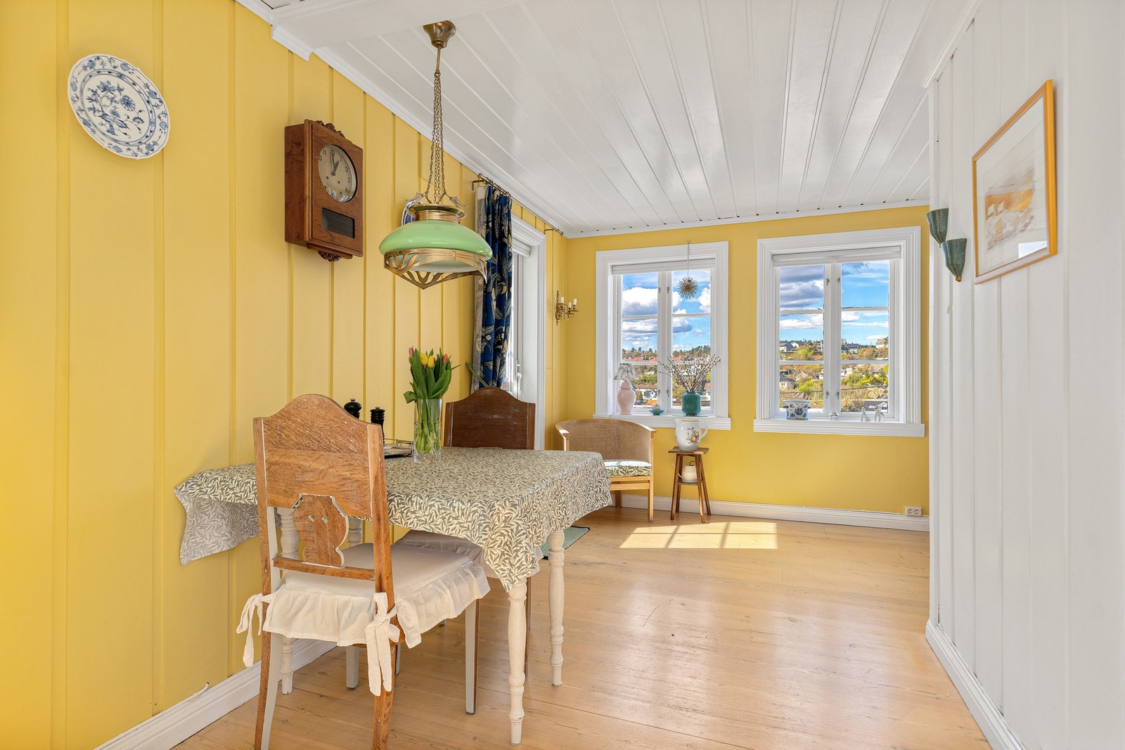 Ved kjøkkenet er det utgang til den sydvestvendte terrassen. Galleribilde