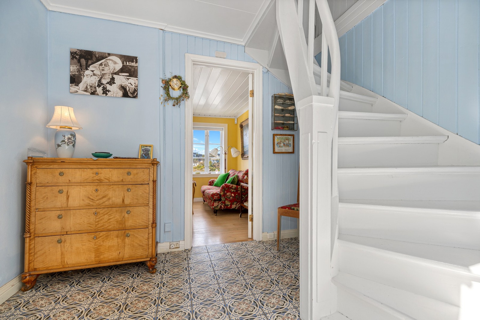 Eneboligen har en vakker entré som gir et godt og riktig førsteinntrykk av den sjarmerende villaen. Galleribilde