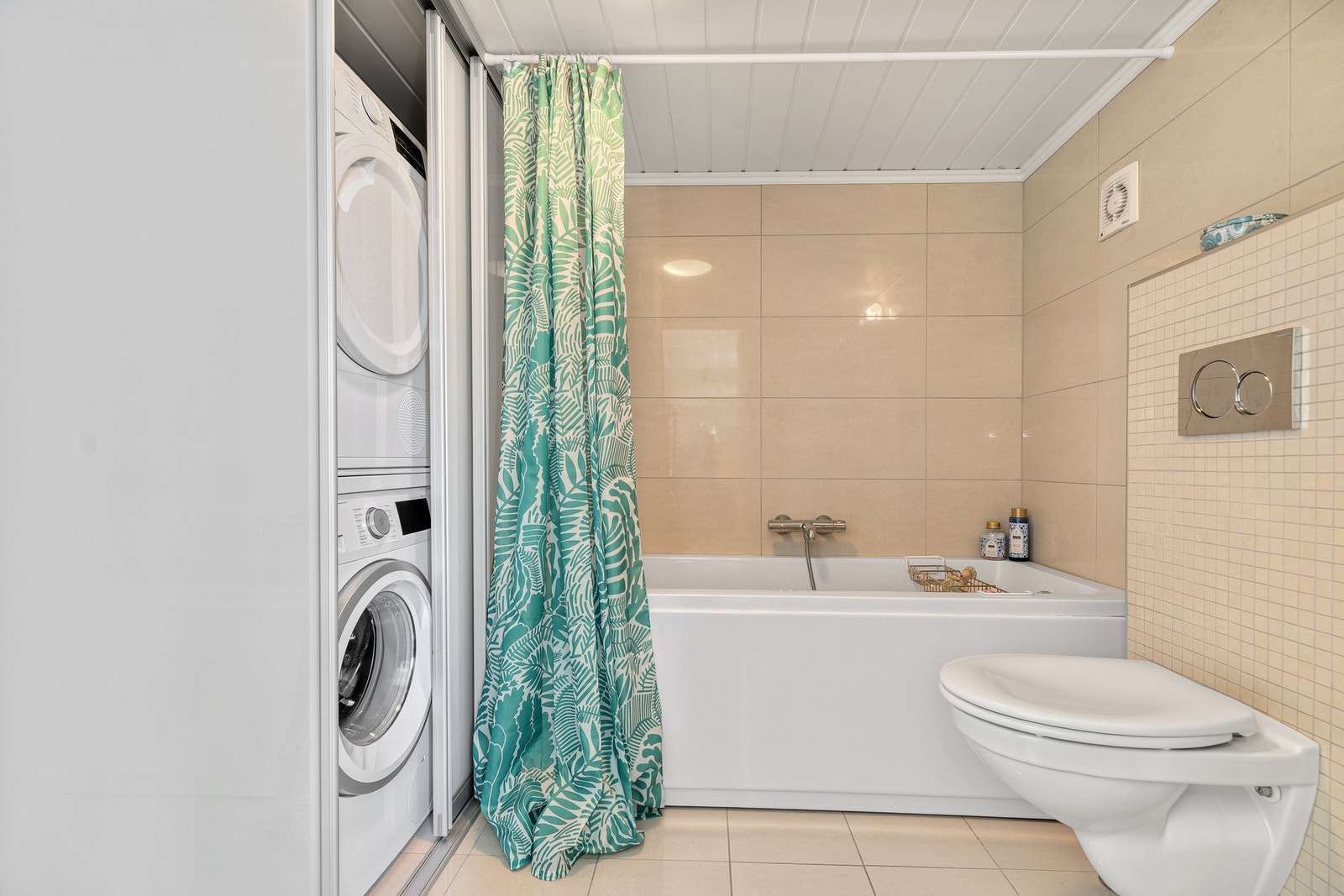 Badet i underetasjen har en smart skyvedørsløsning som skjuler plassen for vaskemaskin. Galleribilde