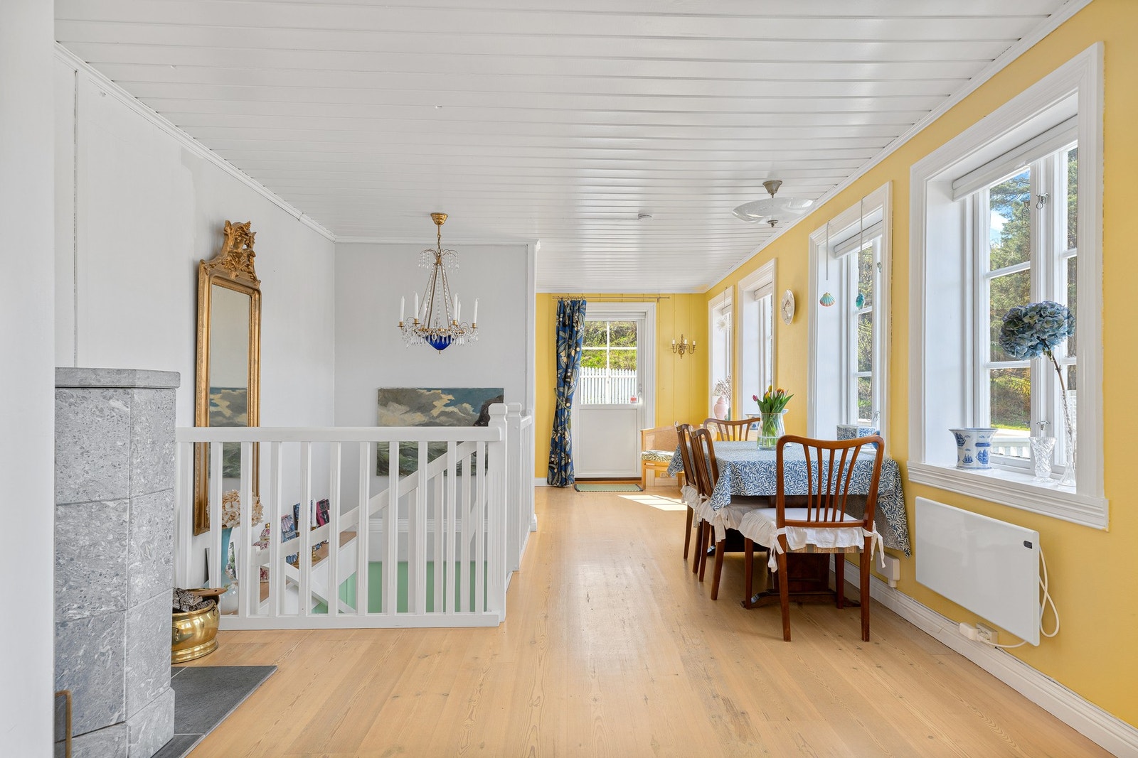 Sentralt i stuen er det montert en flott klebersteinsovn. Galleribilde