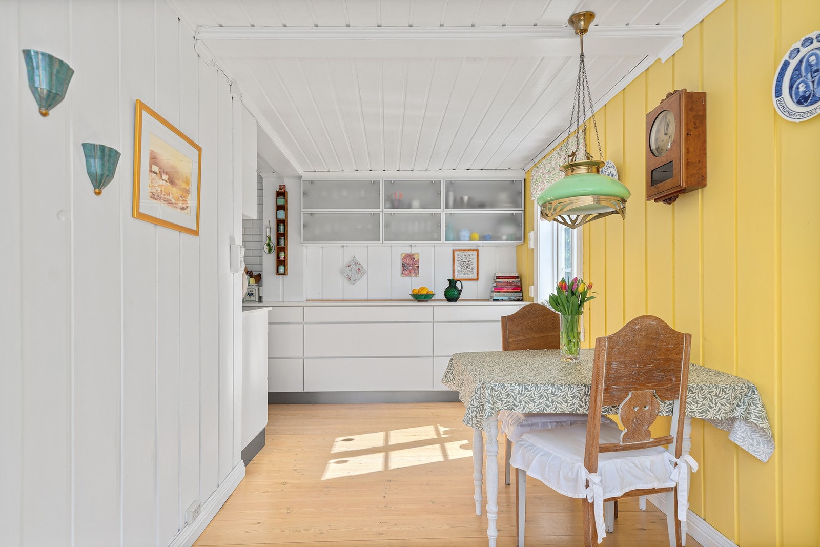 I overgangen mellom stuen og kjøkkenet er det god plass til spisebord. Galleribilde