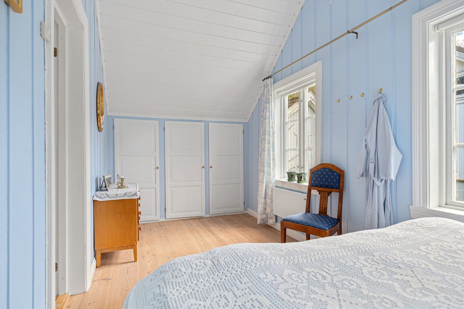 På ett av soverommene er det plassbygde garderobeskap. Galleribilde