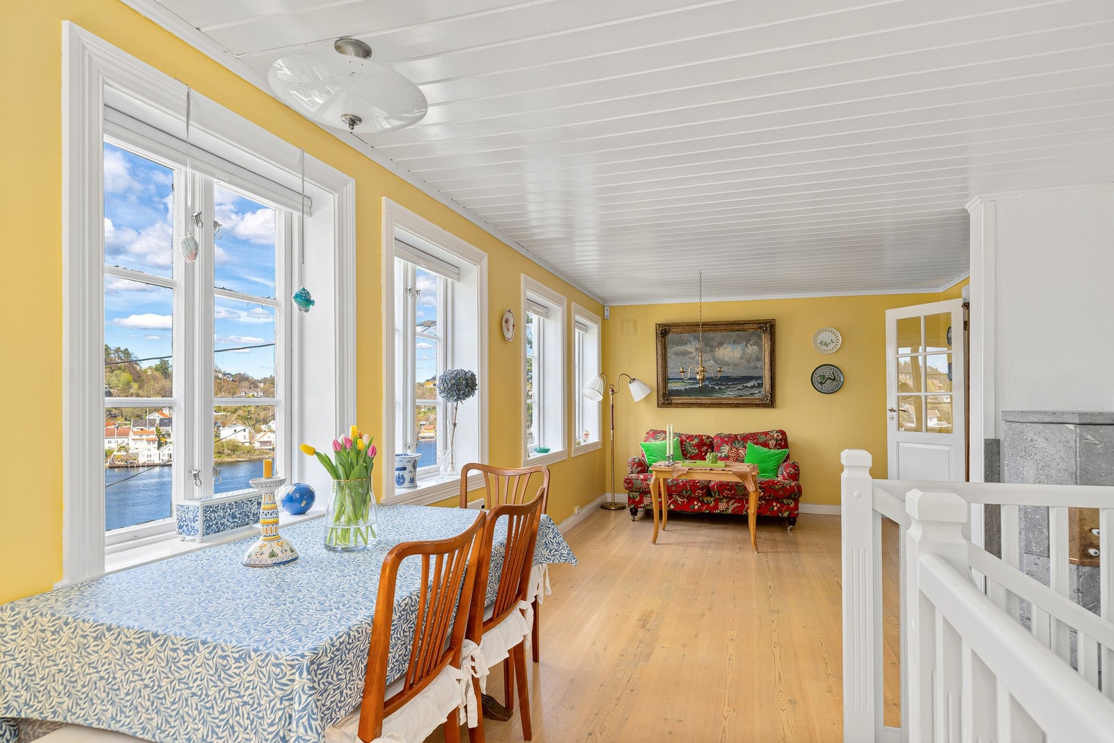 Utsikten kommer virkelig til sin rett fra innsiden av boligen også. Galleribilde