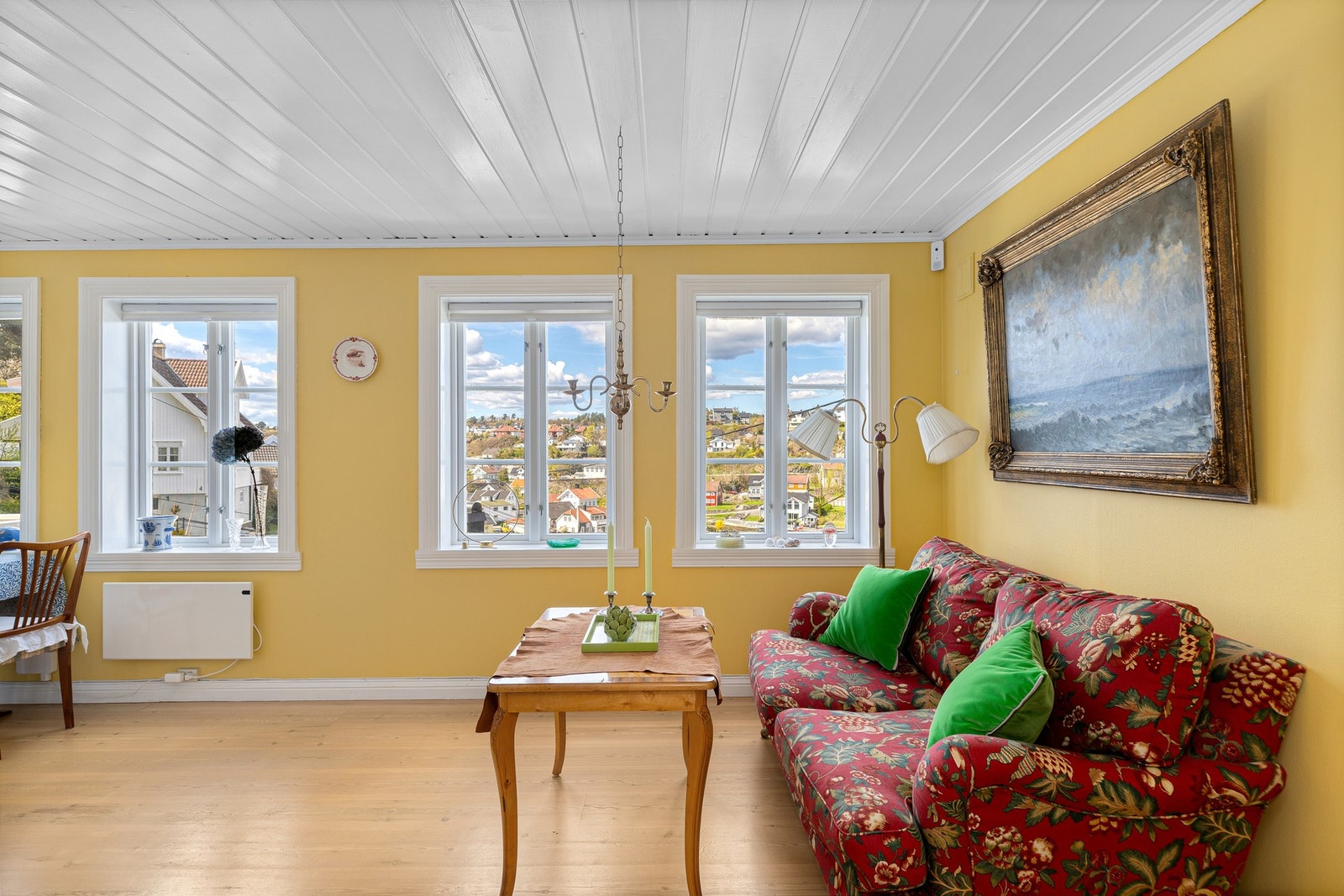 De store vinduene i huset sørger for unik, naturlig lyssetting på dagtid. Galleribilde