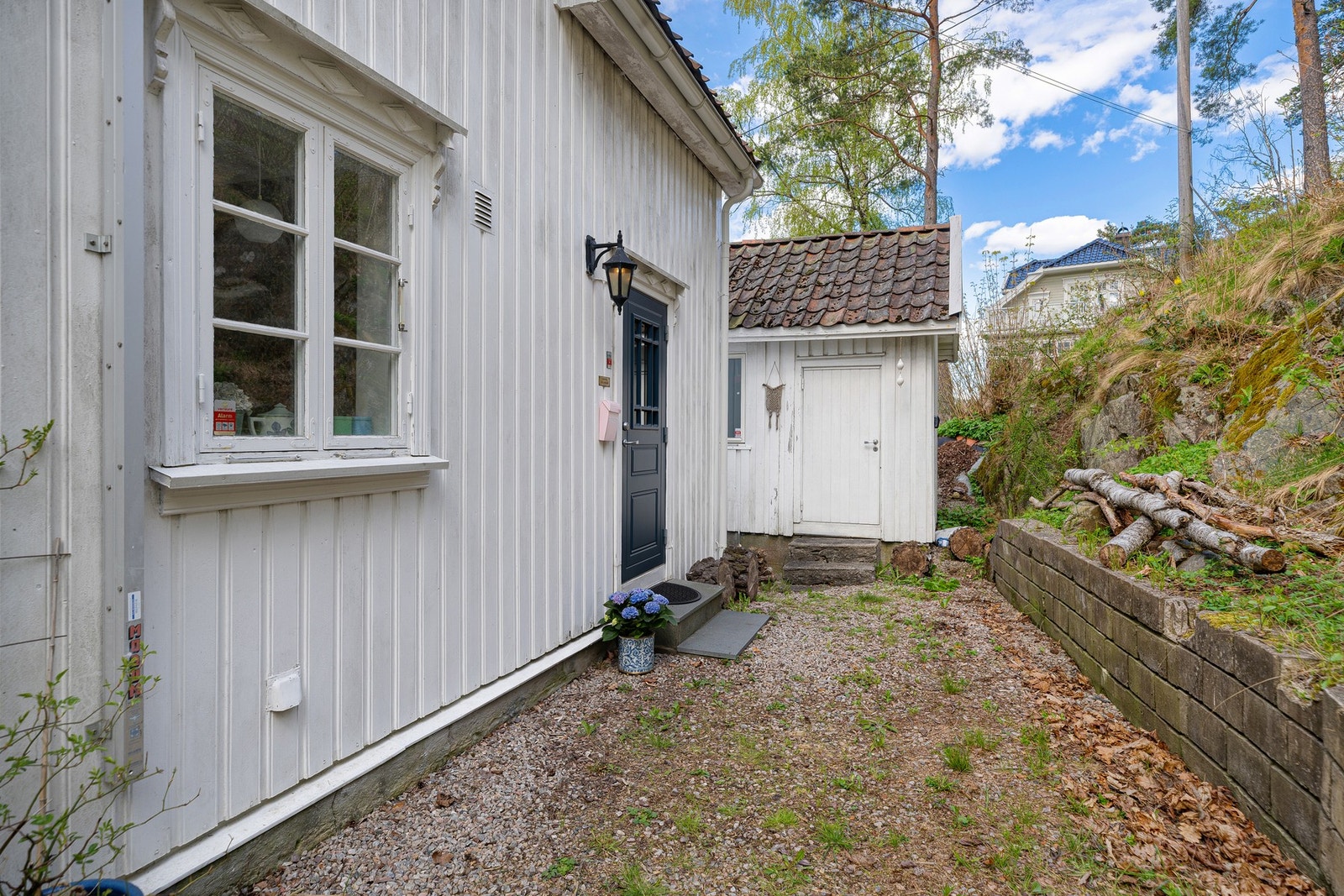 Frem til en marineblå, klassisk ytterdør er det gruslagt adkomst. Galleribilde