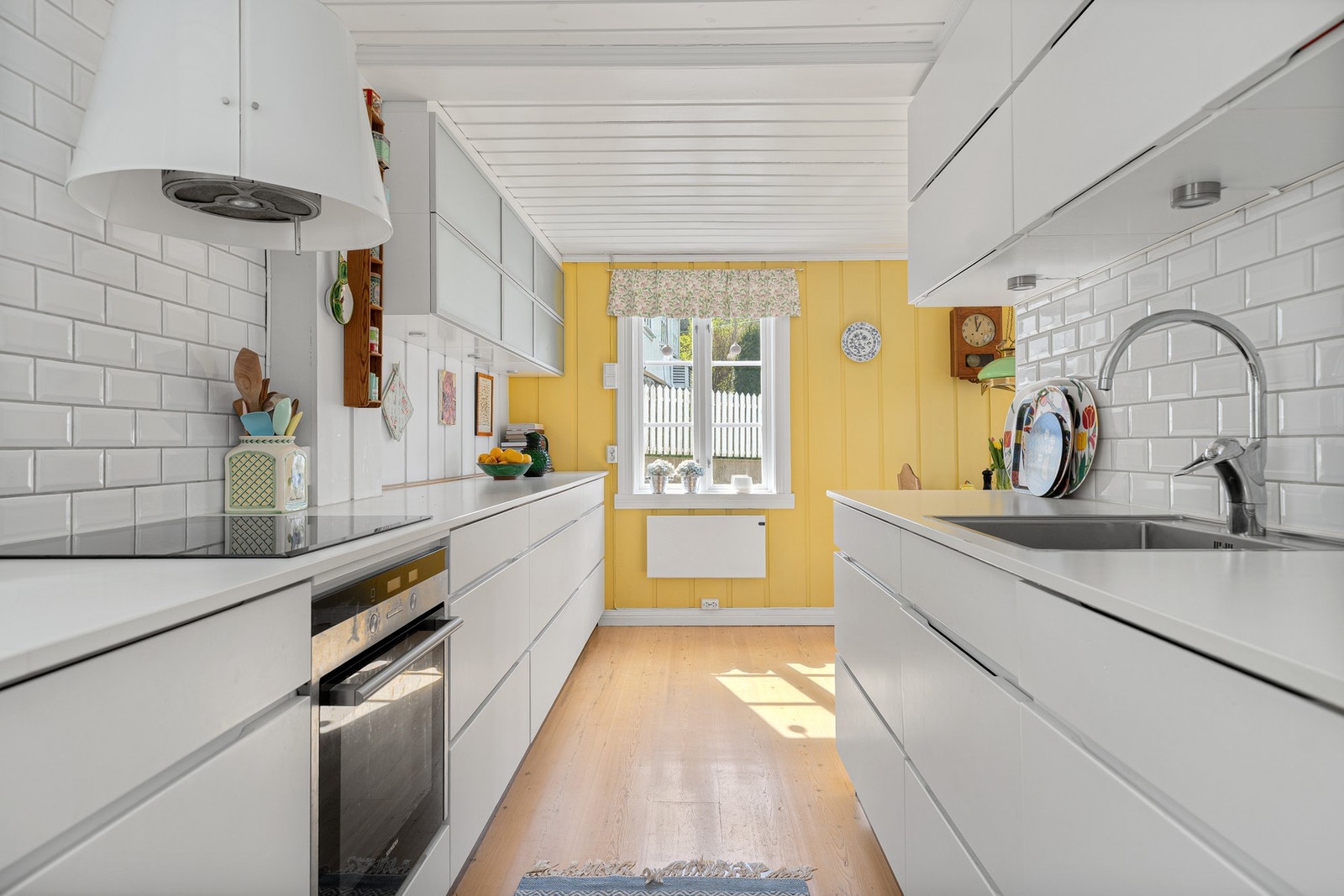 Kjøkkenet er av nyere dato, og byr på god skap- og benkeplass. Galleribilde