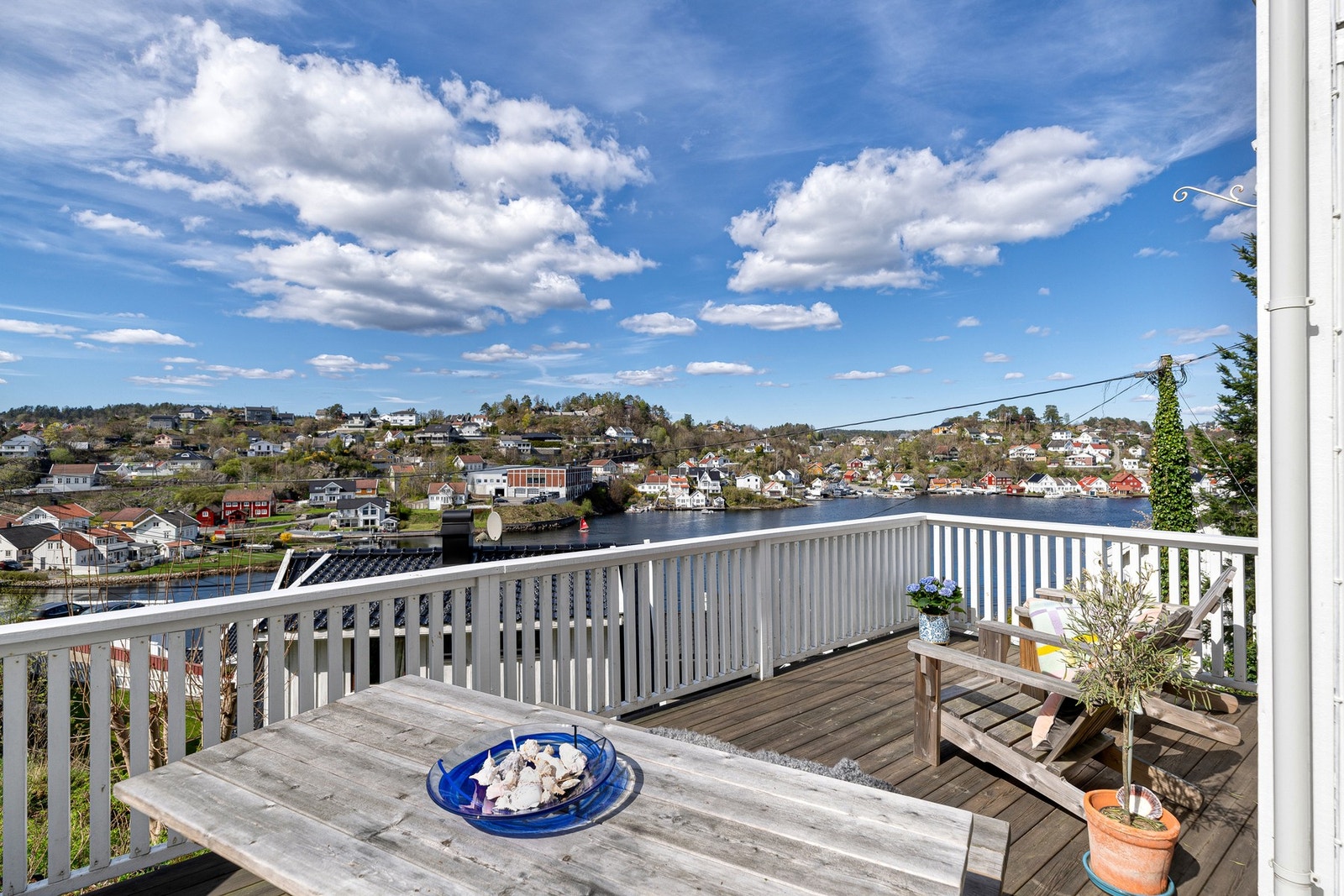 Eiendommen byr på gode solforhold og ligger fritt og høyt plassert. Galleribilde