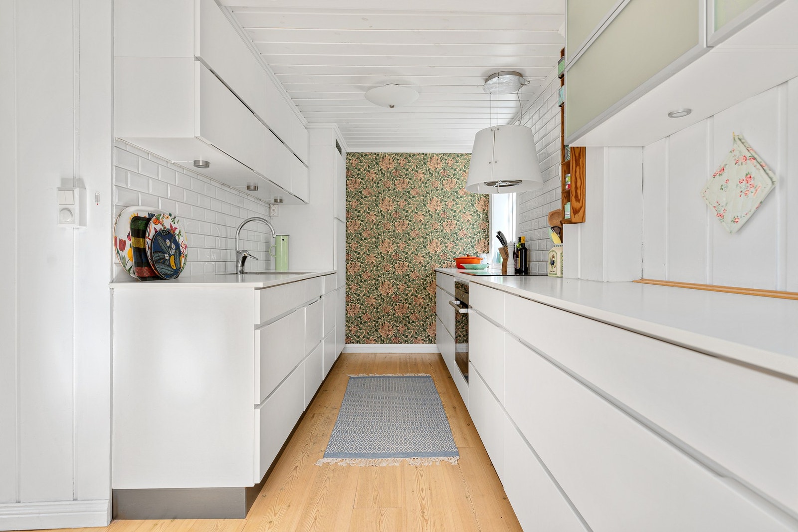 Kjøkkenet er utstyrt med integrerte hvitevarer som oppvaskmaskin, kjøleskap, stekeovn og koketopp. Galleribilde